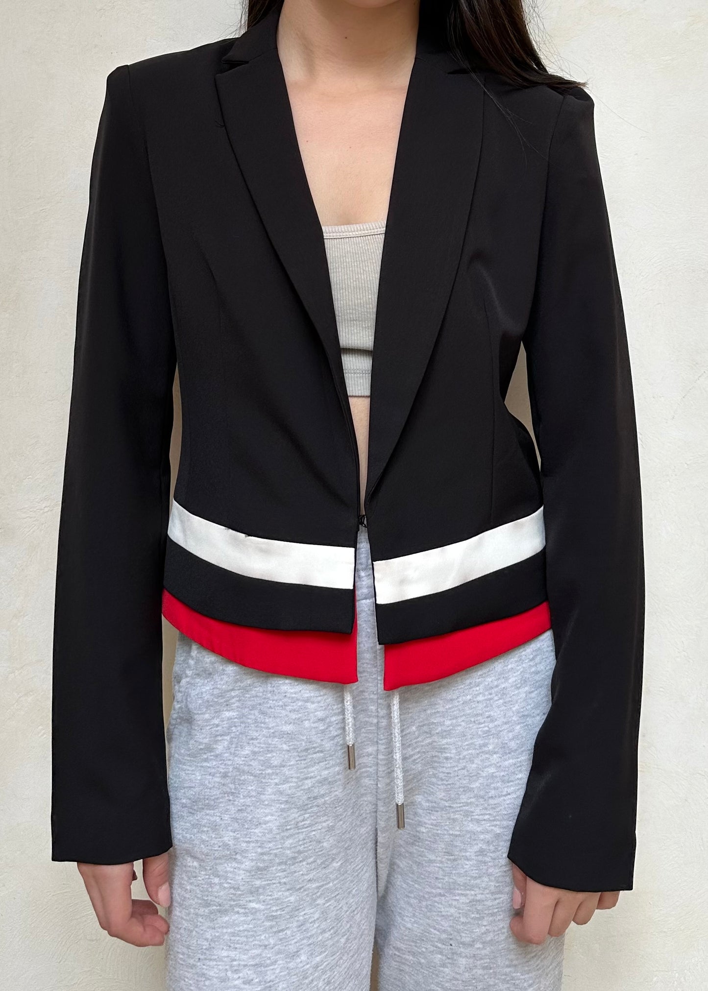 BLAZER NEGRO CON DETALLES ROJOS Y BLANCOS