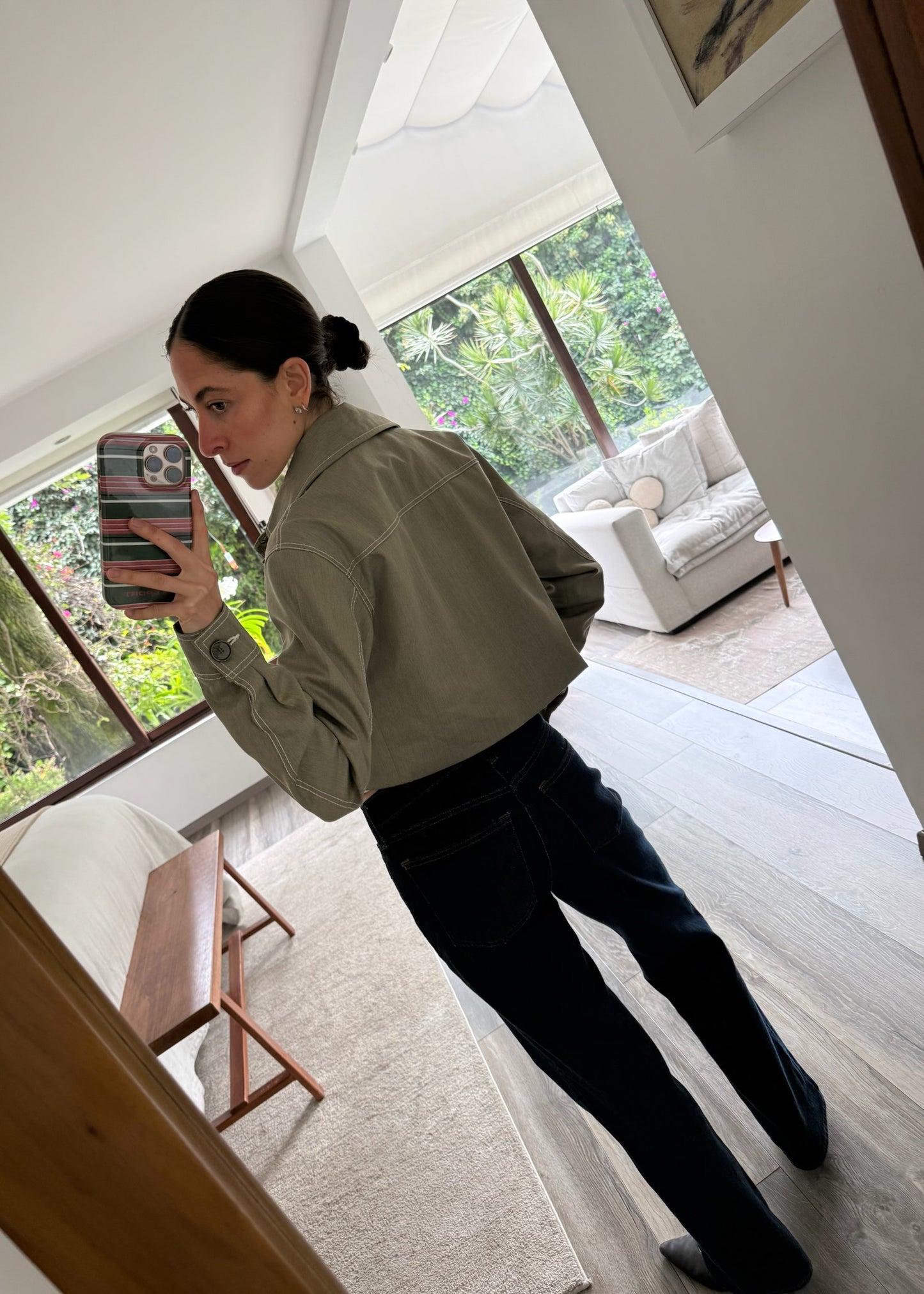 CHAMARRA GRIS CON COSTURAS BLANCAS