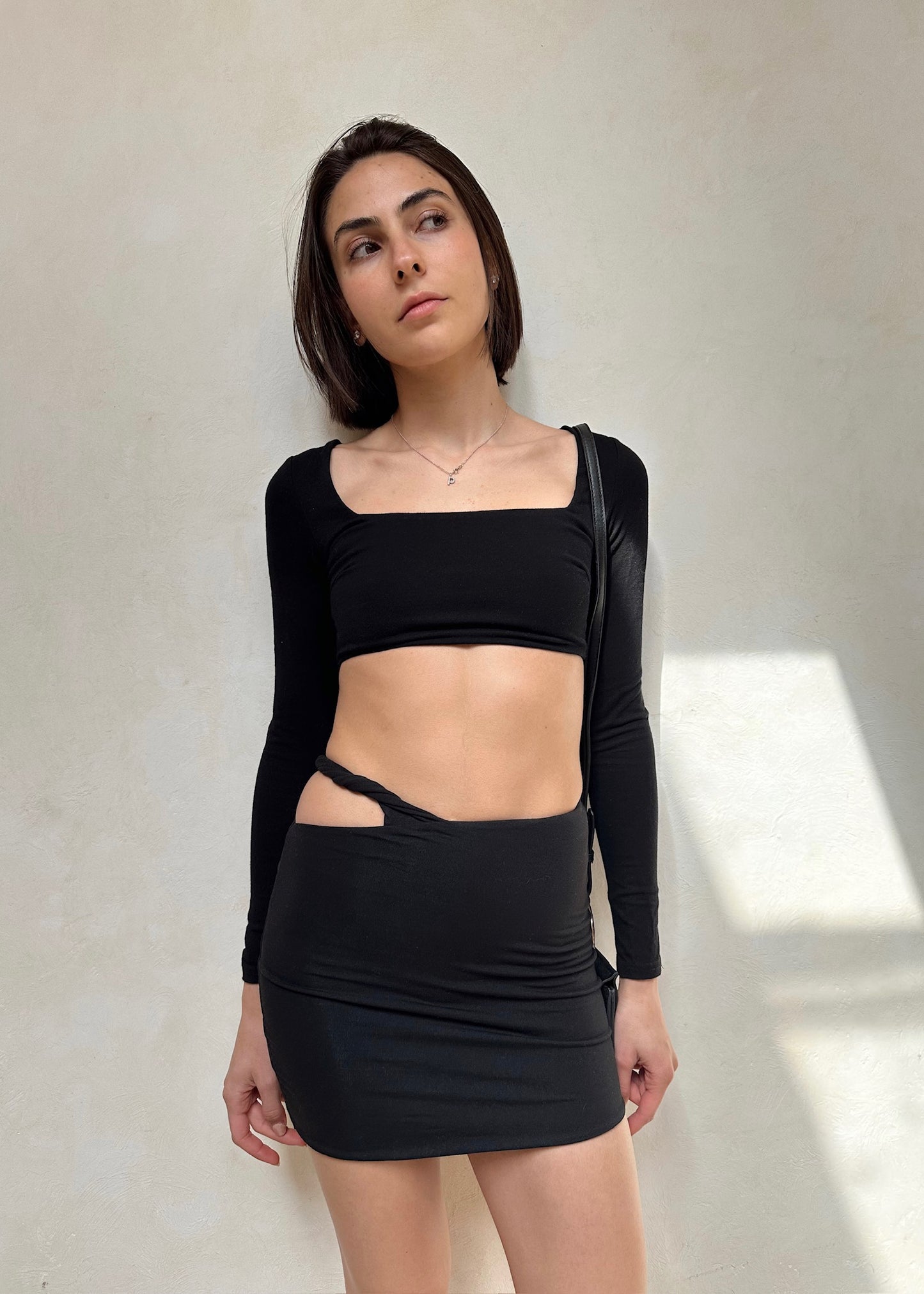 FALDA NEGRA MINI CON CUT OUT