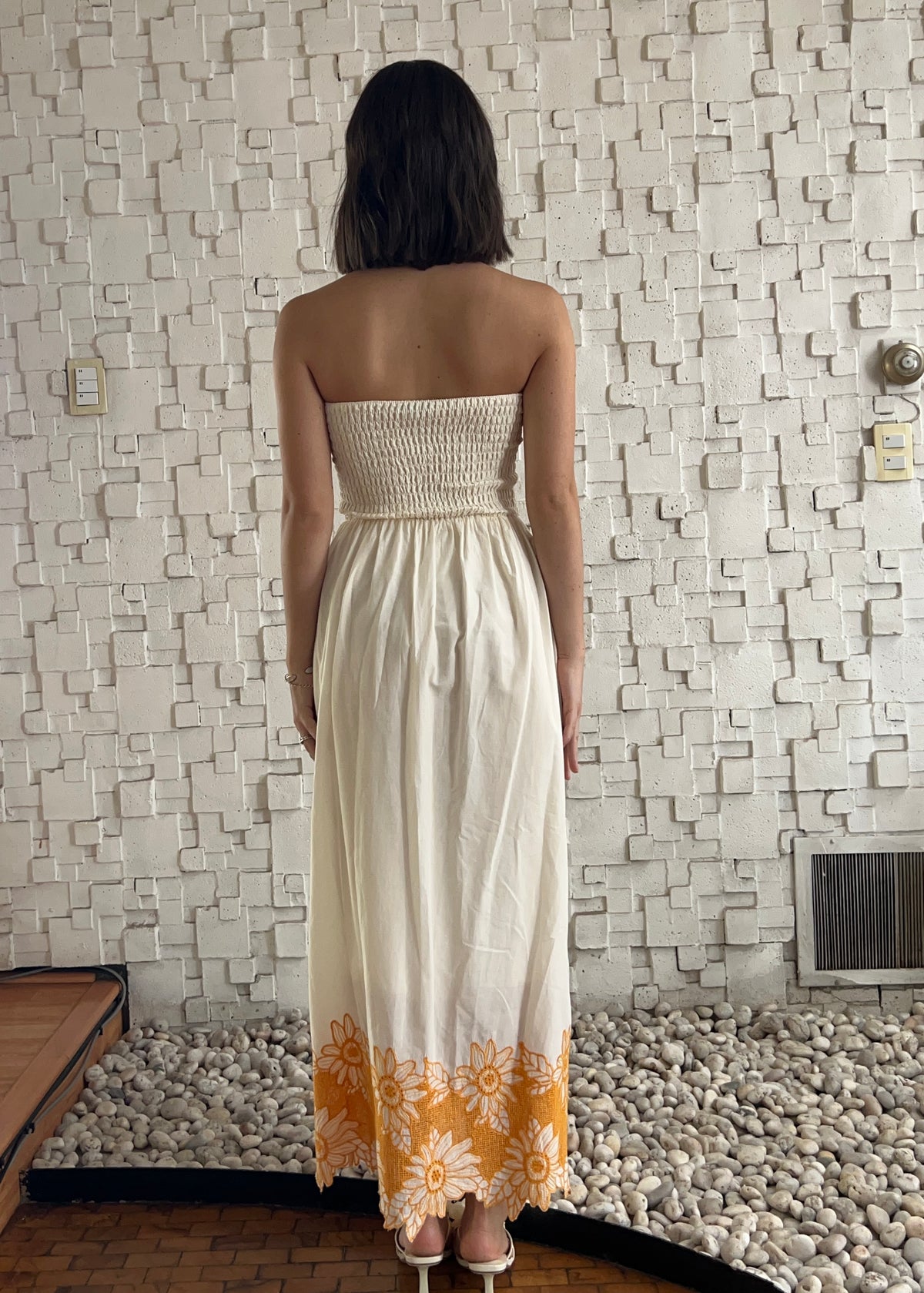 VESTIDO LARGO CON FLORES BORDADAS