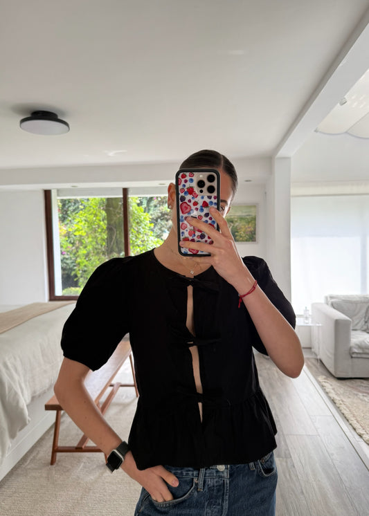 CAMISA NEGRA CON MOÑOS