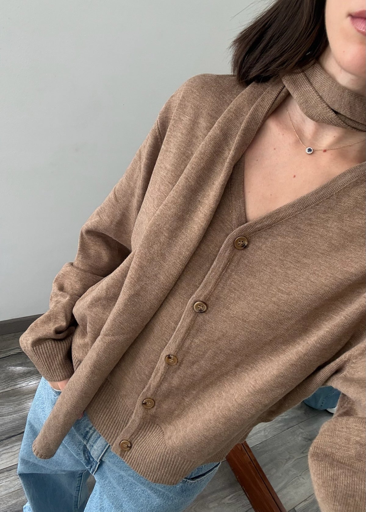 CARDIGAN CAFÉ CON BUFANDA