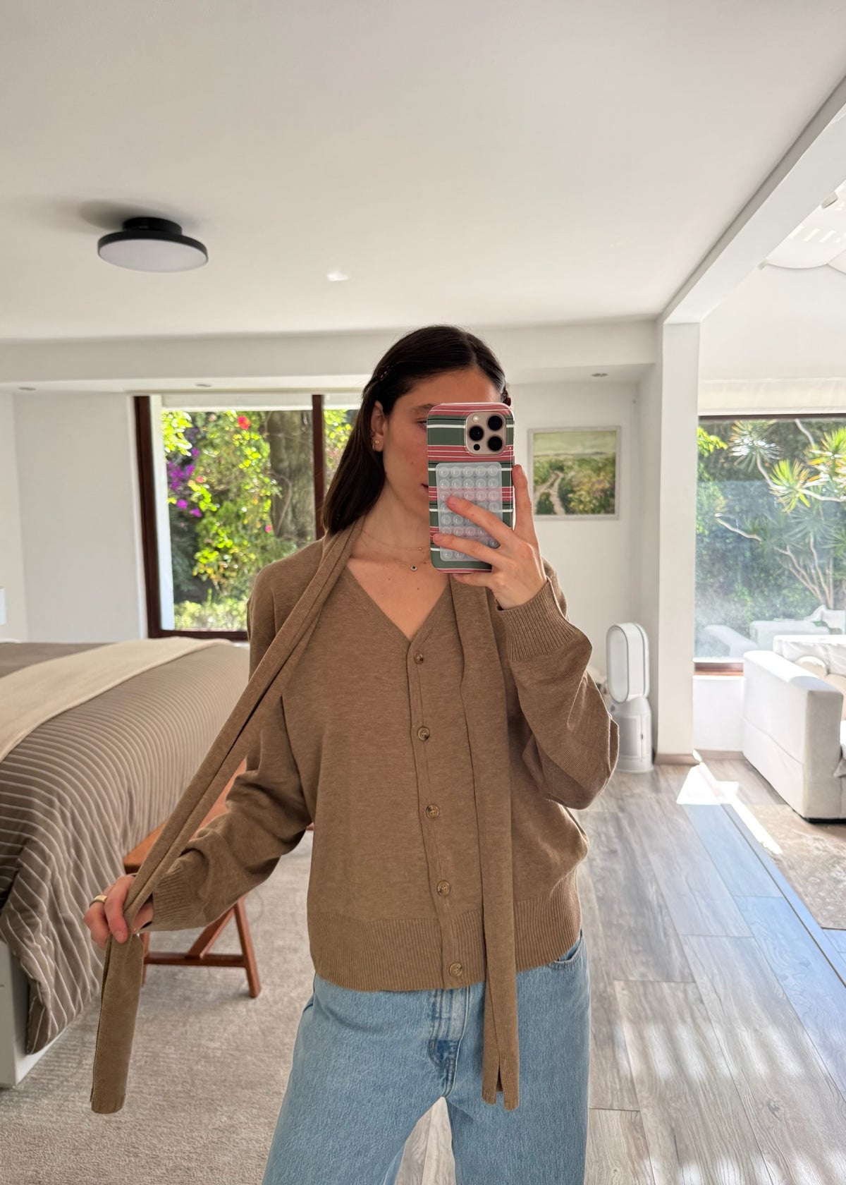 CARDIGAN CAFÉ CON BUFANDA