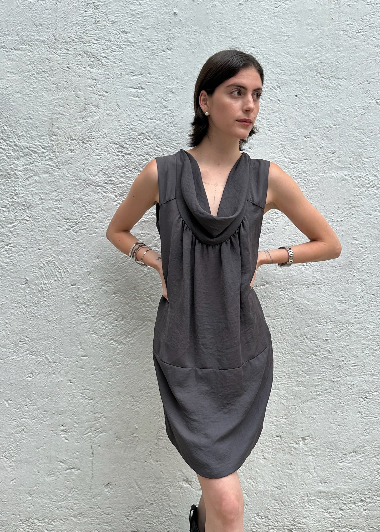 VESTIDO GRIS CON CUELLO CAÍDO