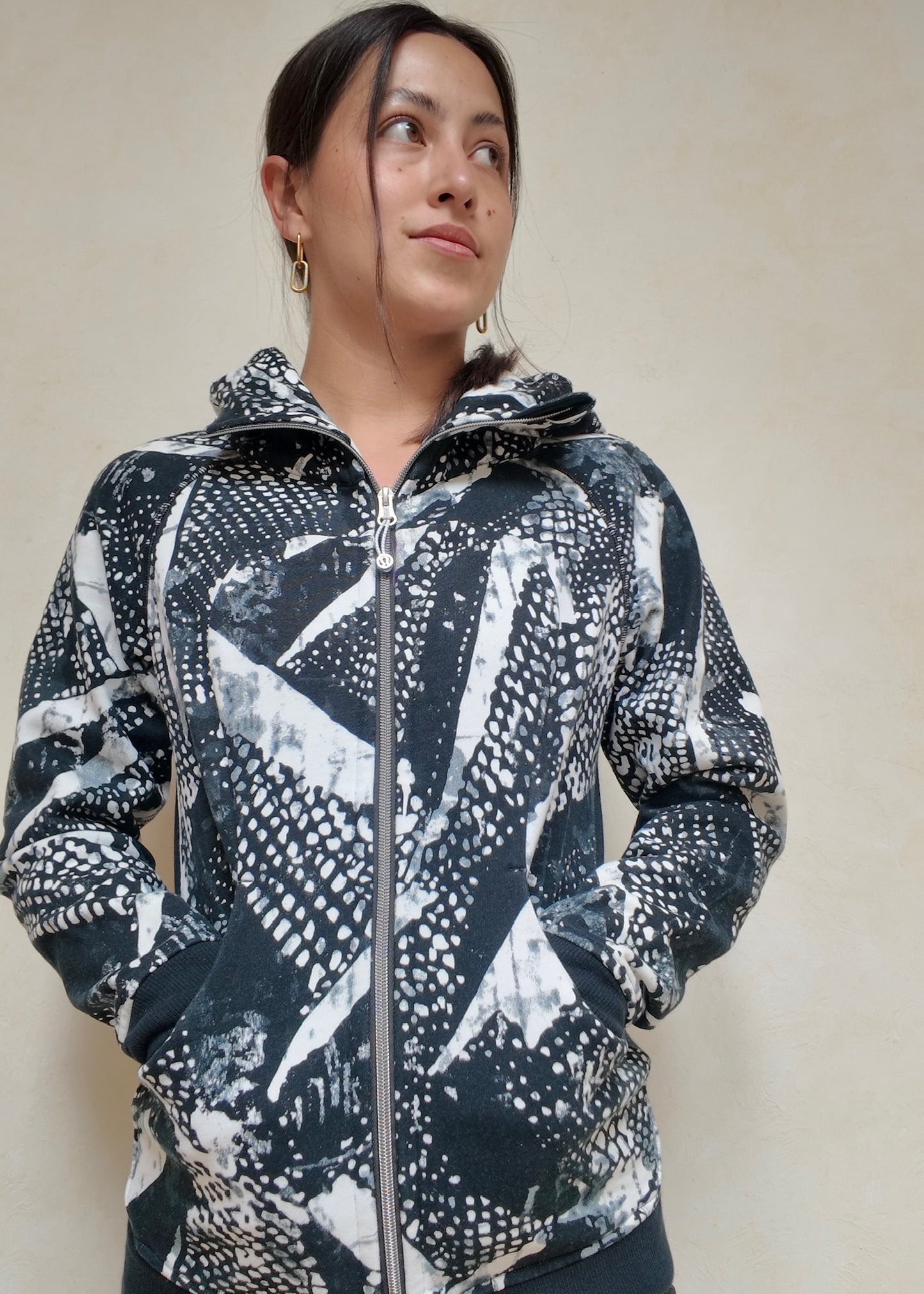 HOODIE CON CIERRE B&W