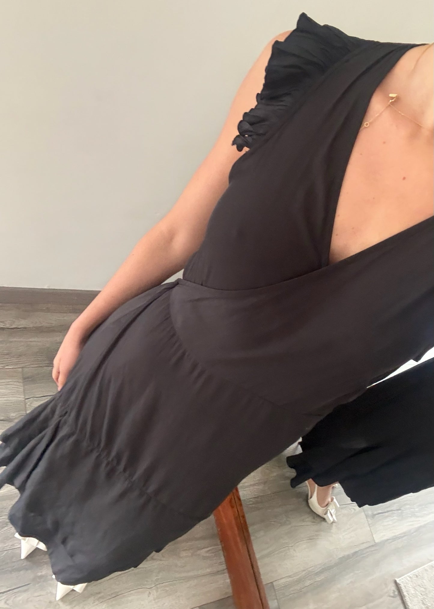 VESTIDO NEGRO CON ESCOTE