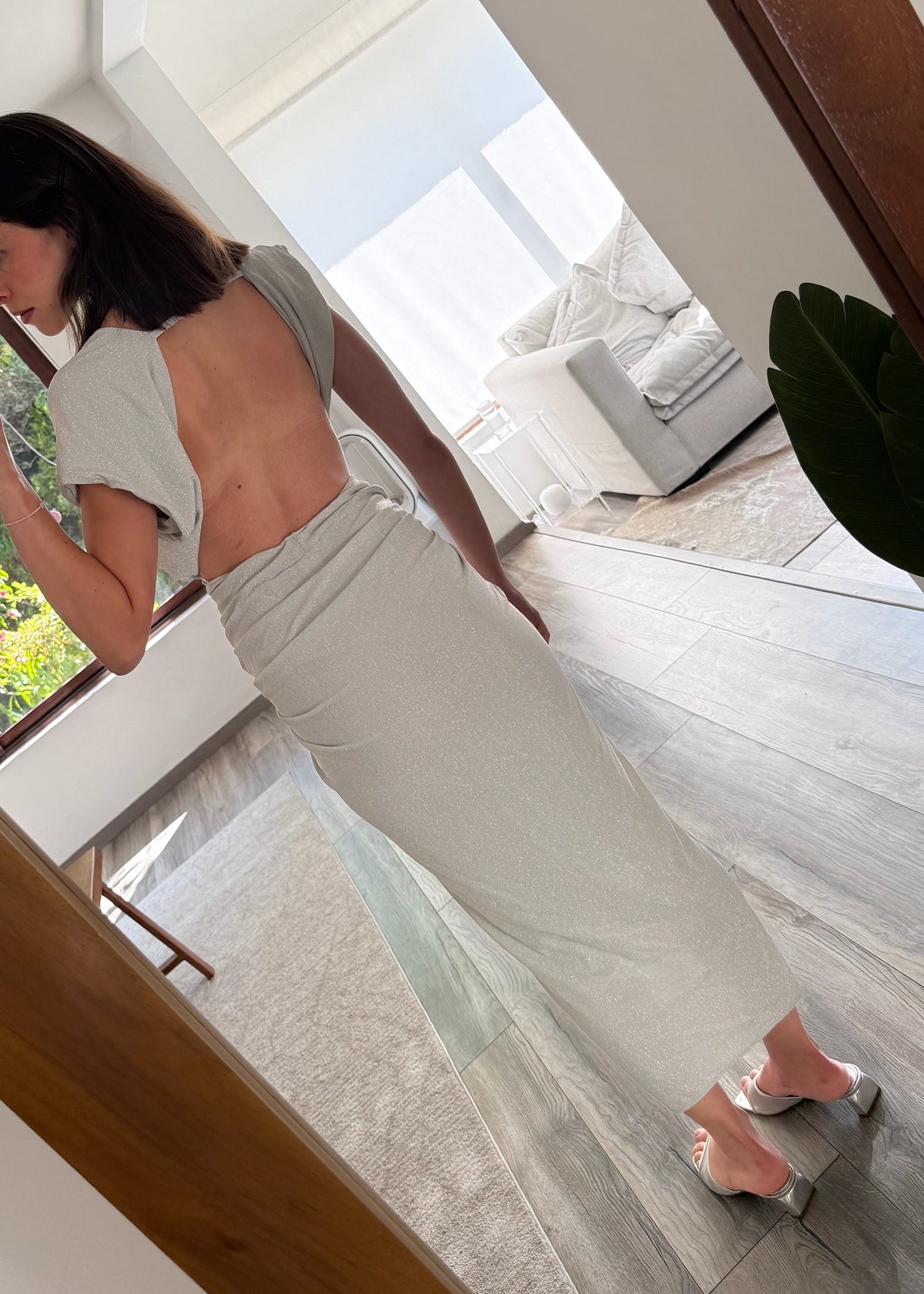 VESTIDO MIDI PLATEADO CON ESCOTE