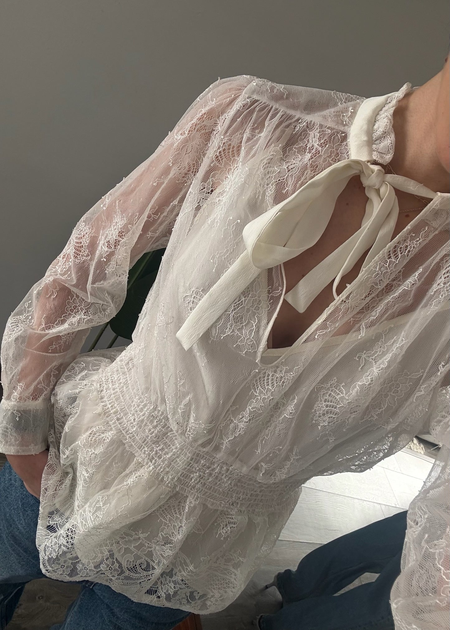 BLUSA SEE THROUGH DE ENCAJE BLANCO