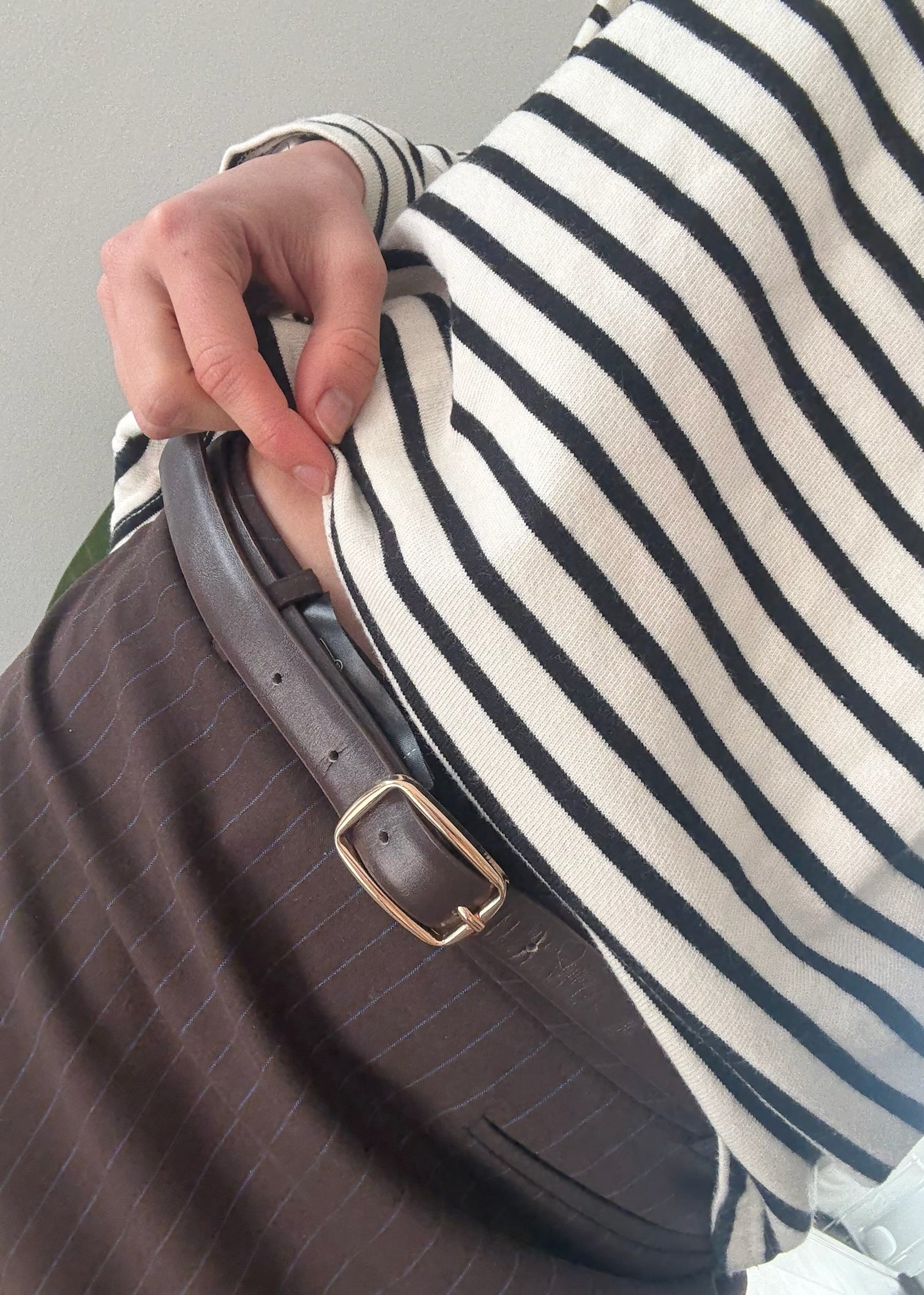 CINTURÓN CAFÉ CON HEBILLA DORADA