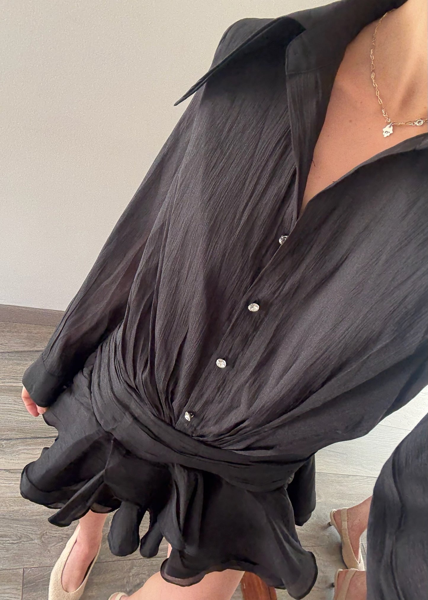 VESTIDO DE TIPO CAMISA CON OLANES