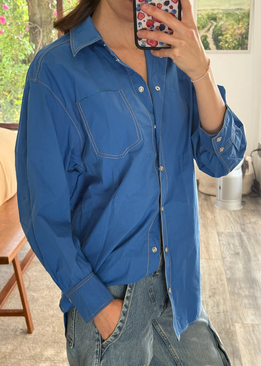 CAMISA AZUL CON COSTURAS VISIBLES