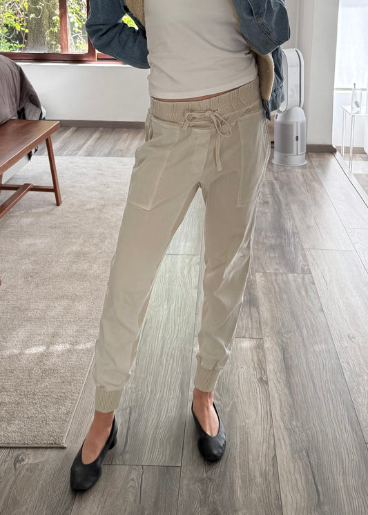 JOGGERS CASUALES CREMA