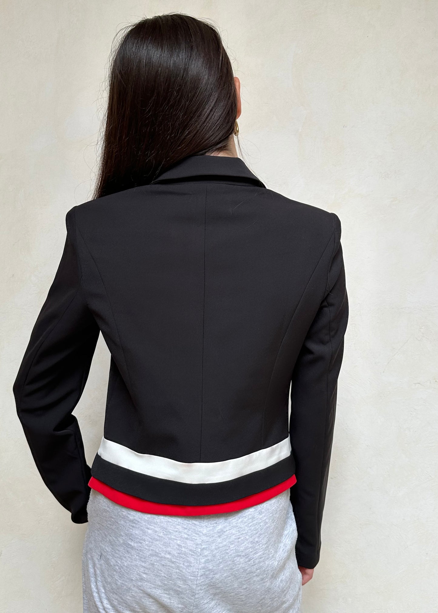 BLAZER NEGRO CON DETALLES ROJOS Y BLANCOS