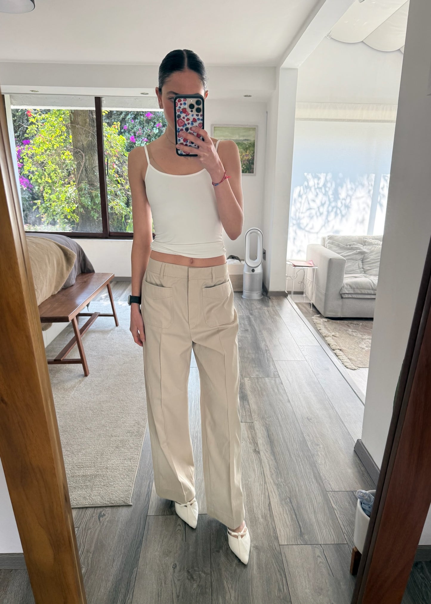 PANTALÓN BEIGE CON BOLSAS AL FRENTE