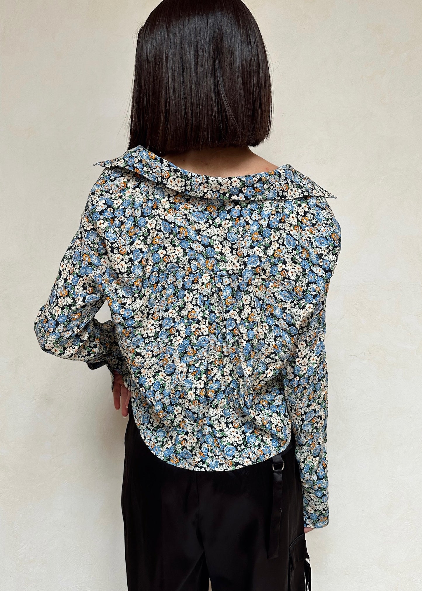 BLUSA FLORES CROPPED MANGA LARGA