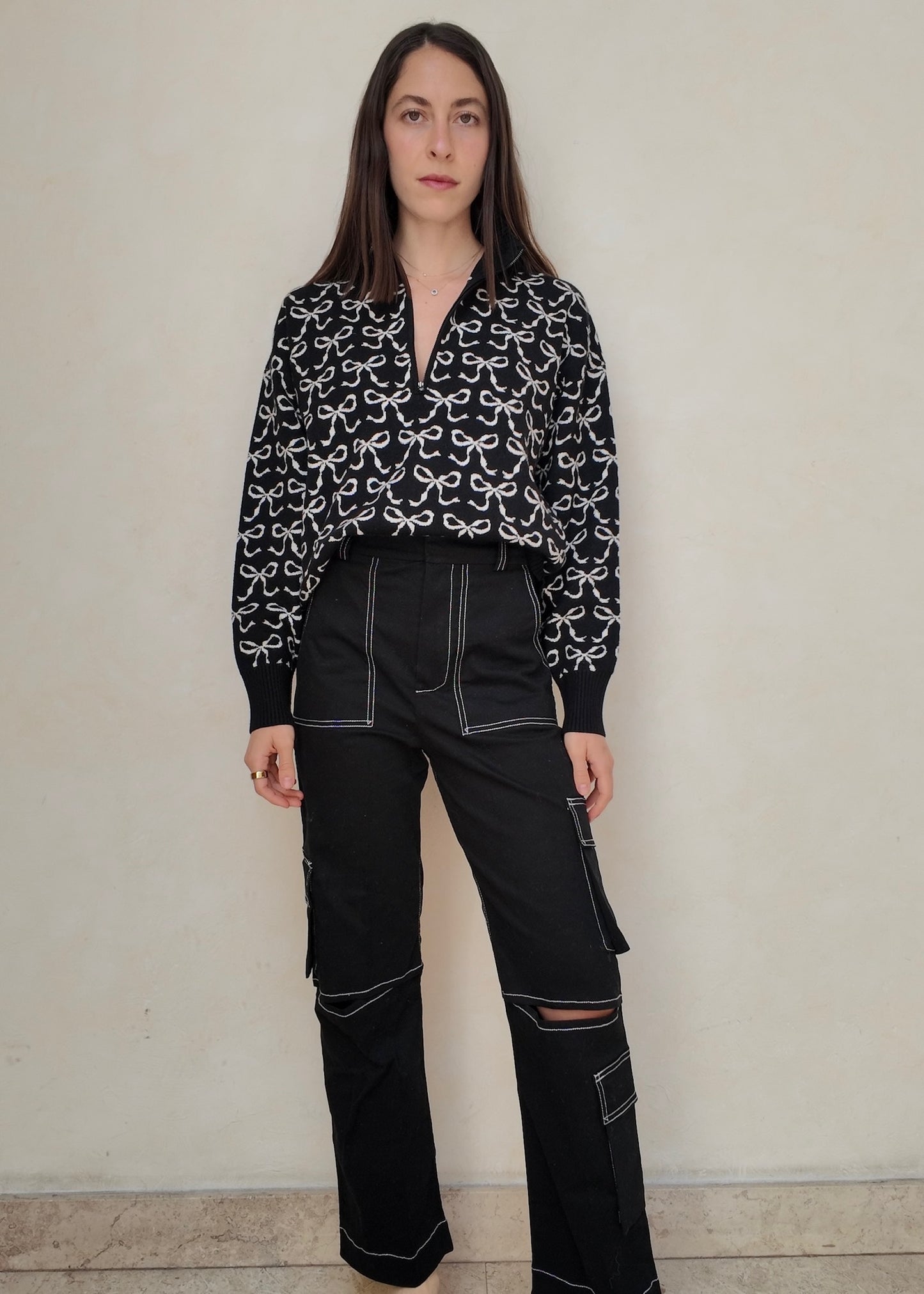 PANTALÓN NEGRO CON CORTES
