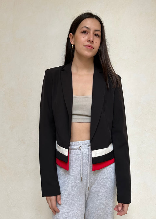 BLAZER NEGRO CON DETALLES ROJOS Y BLANCOS