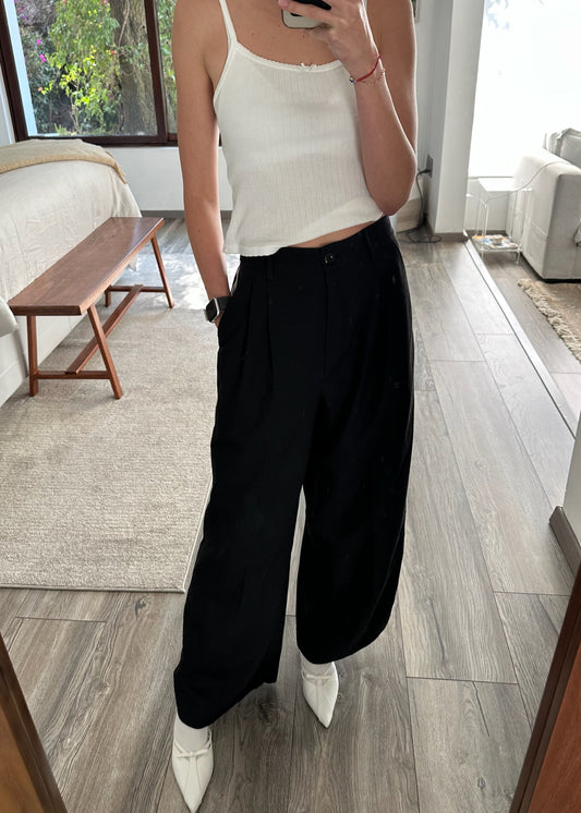 PANTALÓN NEGRO CON RAYA BLANCA