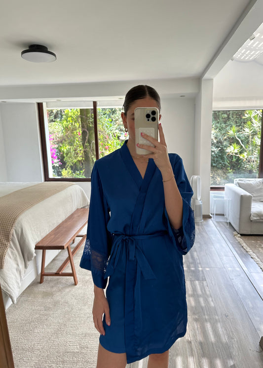 BATA DE TIPO KIMONO DE SEDA AZUL