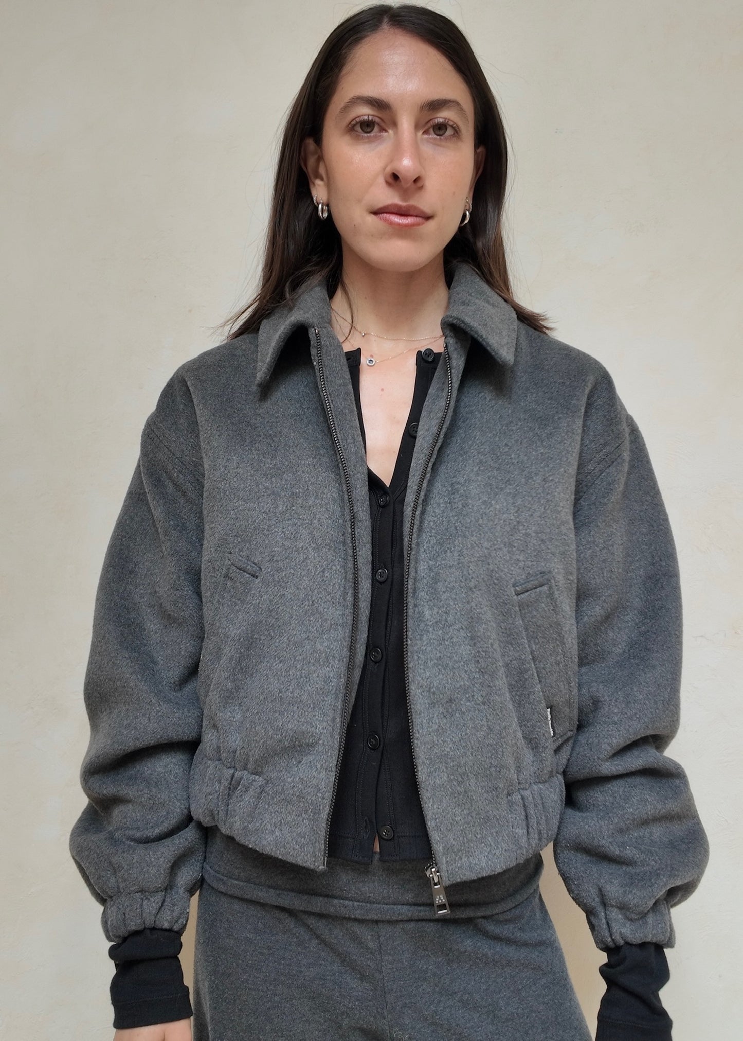 CHAMARRA BOMBER CROPPED GRIS OBSCURO