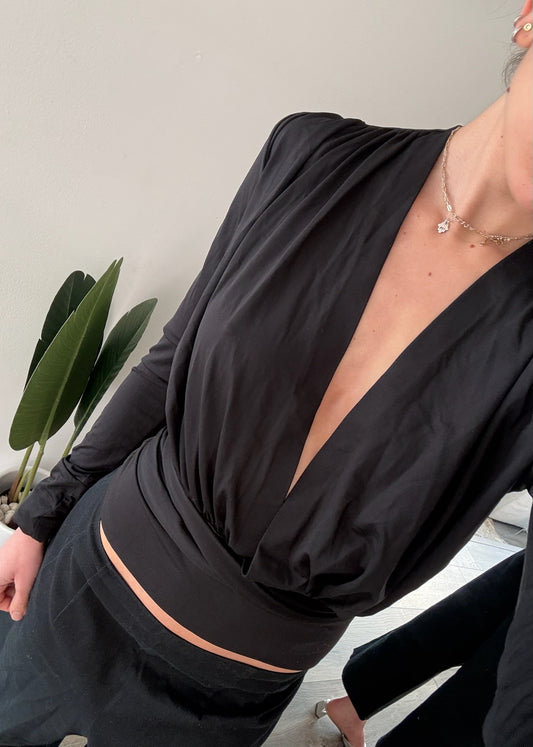 BLUSA NEGRA ESCOTE EN V