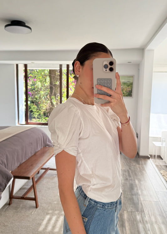 TEE BLANCA CON MANGAS DE CAMPANA