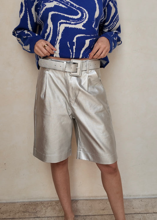 BERMUDAS PLATEADAS CON CINTURÓN