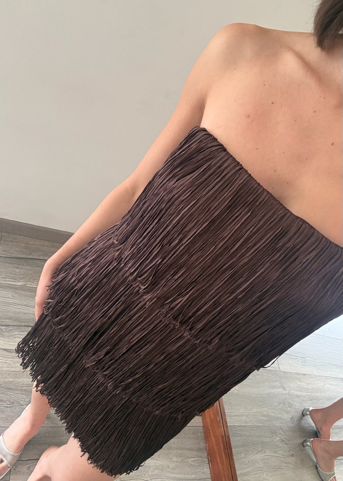 VESTIDO MINI STRAPLESS CON FLECOS