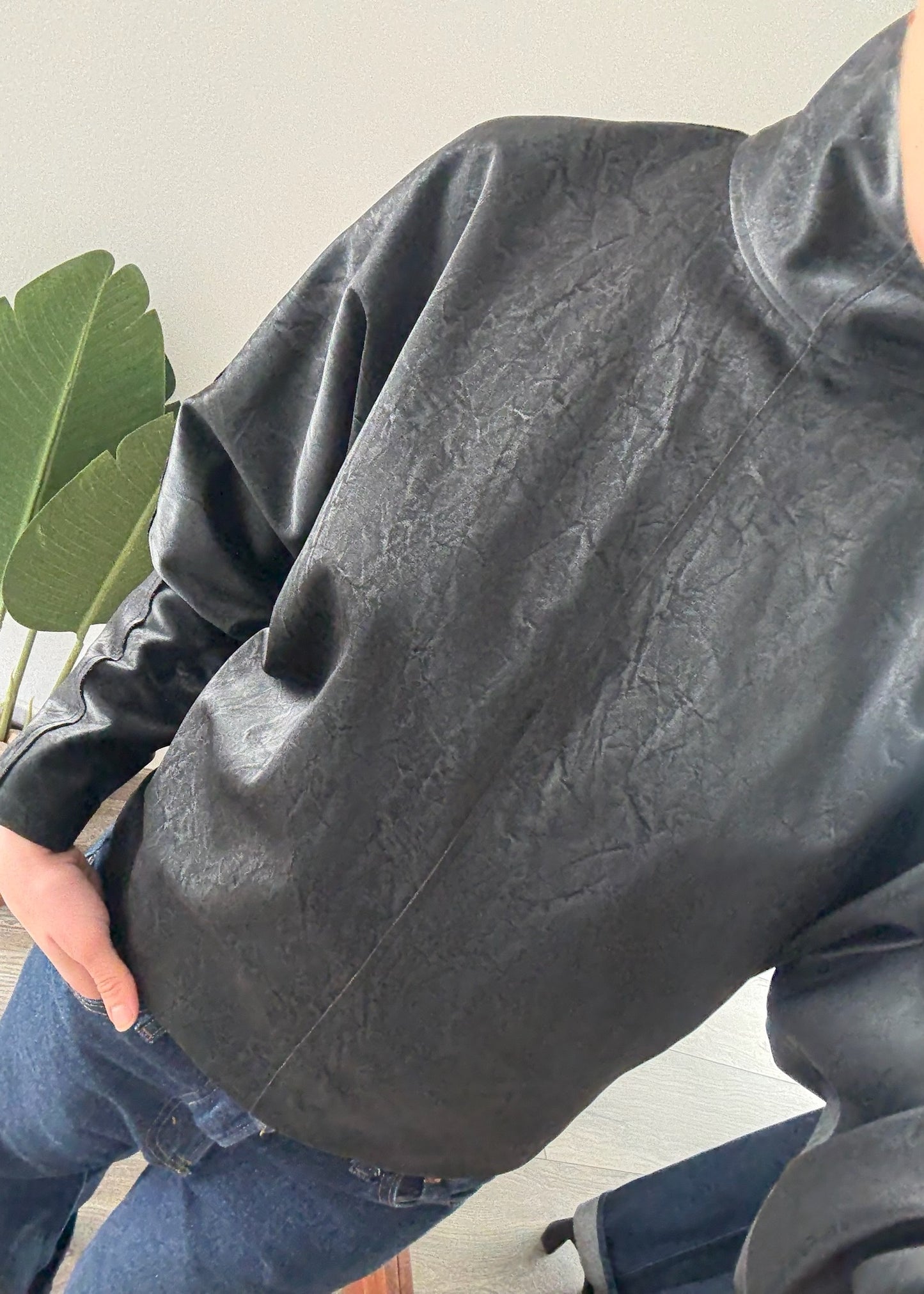 BLUSA CON CUELLO DE FAUX LEATHER