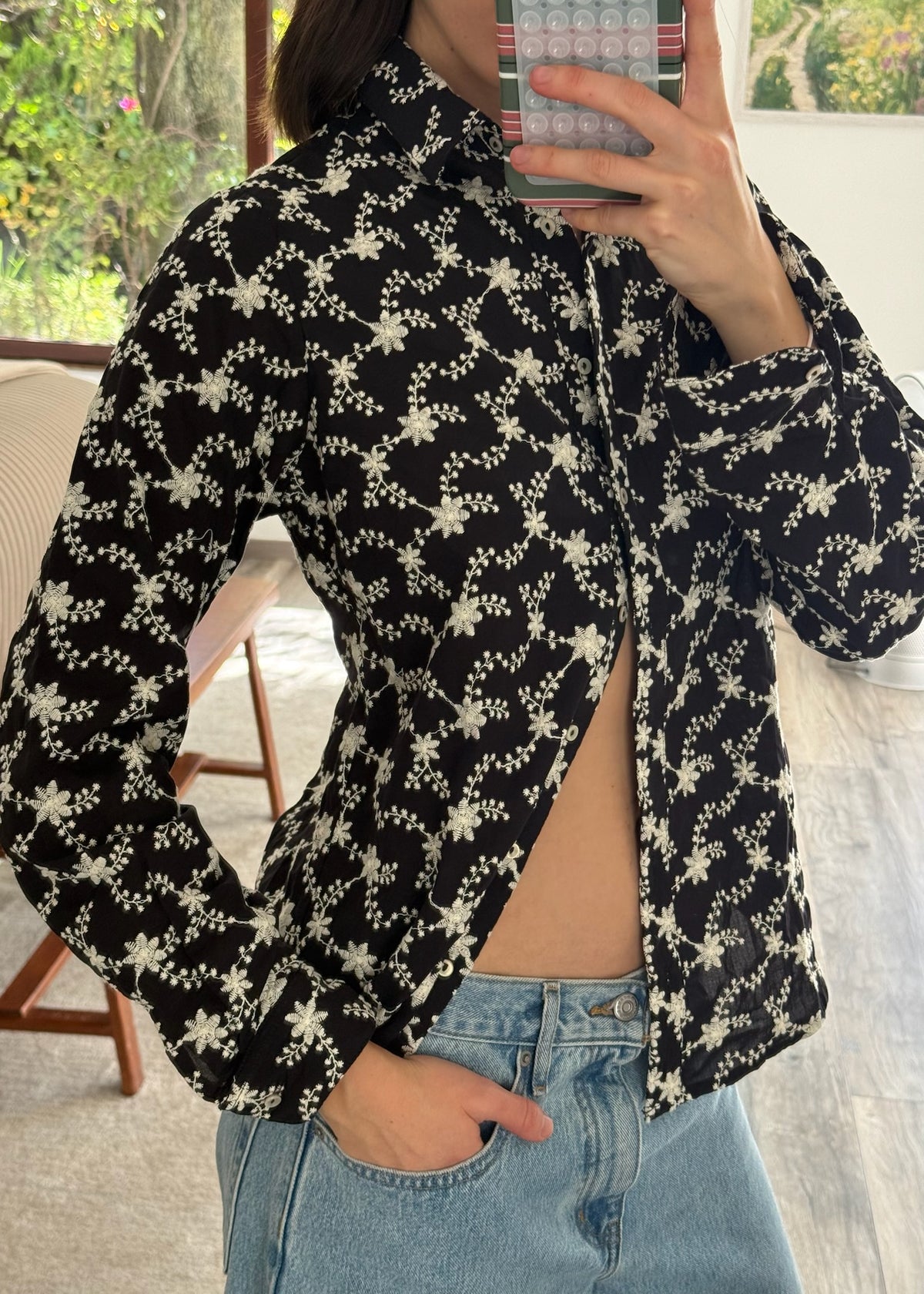 CAMISA CON BORDADOS B&W
