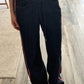 JEANS CON RESORTE Y LÍNEAS ROJAS