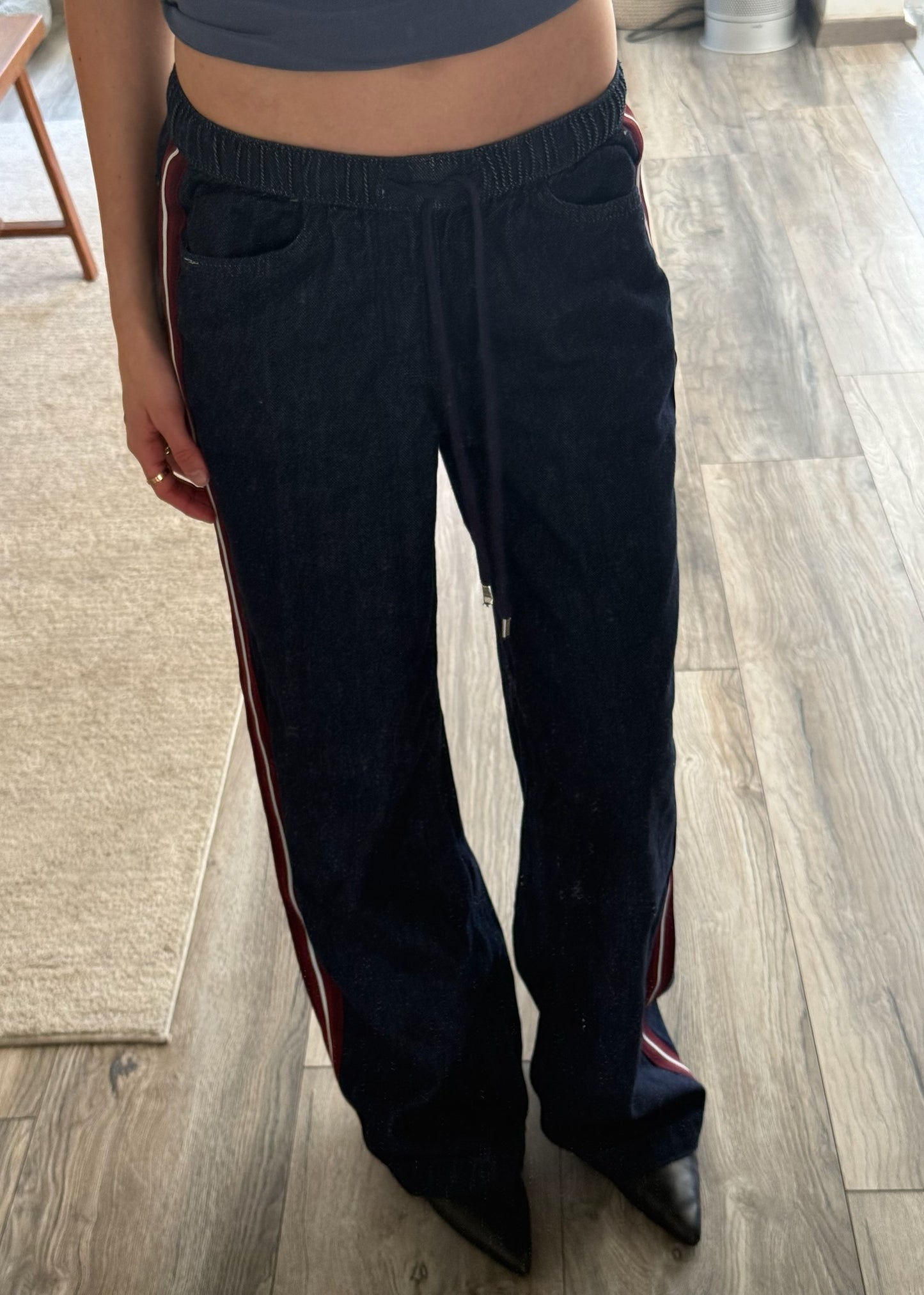 JEANS CON RESORTE Y LÍNEAS ROJAS