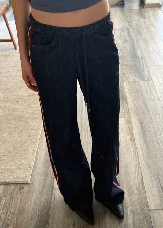 JEANS CON RESORTE Y LÍNEAS ROJAS