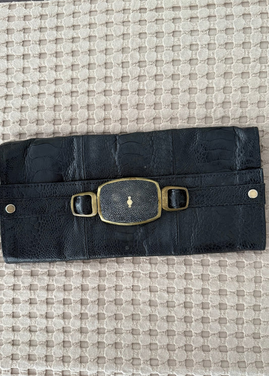 CLUTCH NEGRO CON TEXTURA SERPIENTE