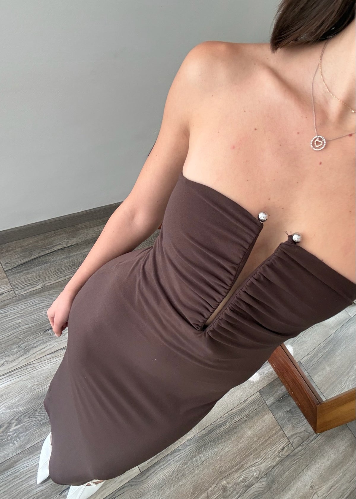 VESTIDO MINI STRAPLESS CAFÉ