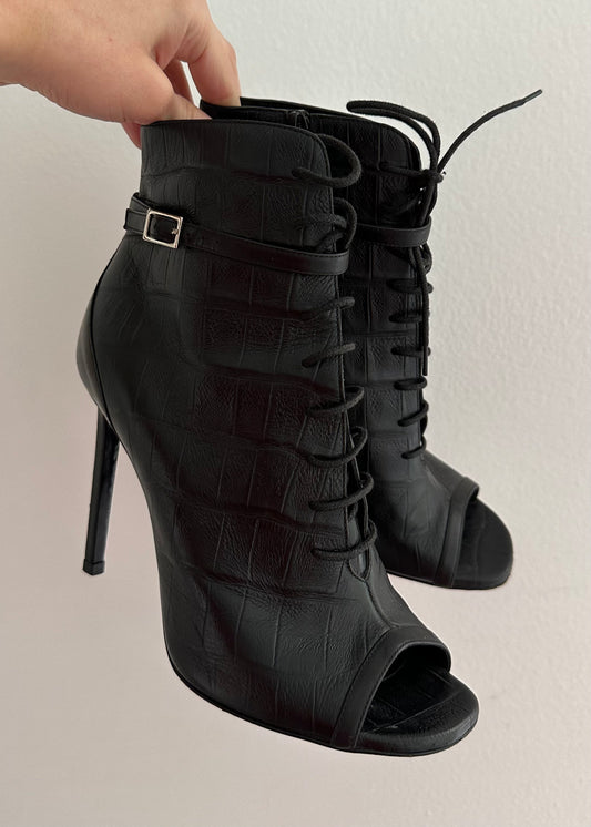 TACONES NEGROS CON TEXTURA