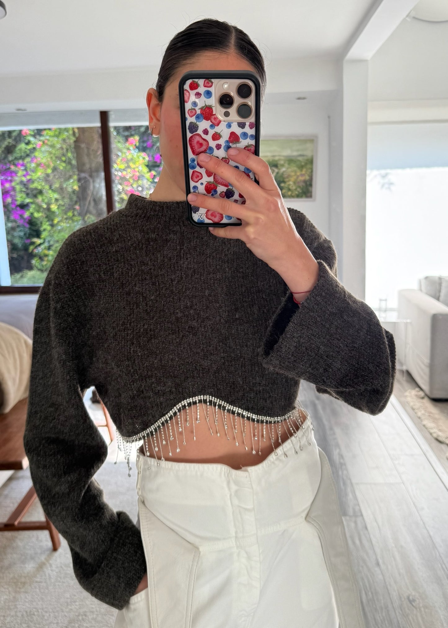 SUÉTER CROPPED CON BRILLANTITOS