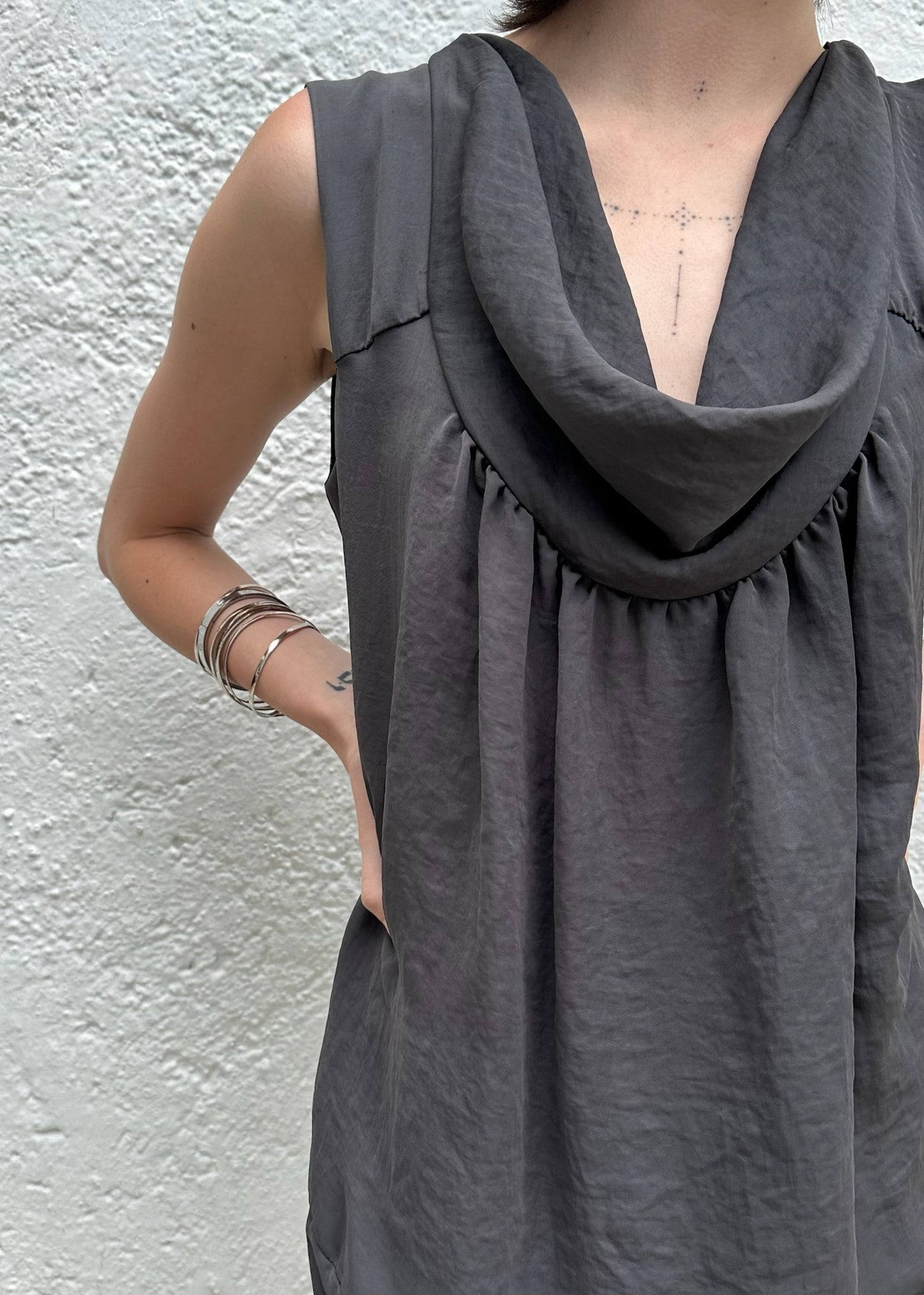 VESTIDO GRIS CON CUELLO CAÍDO