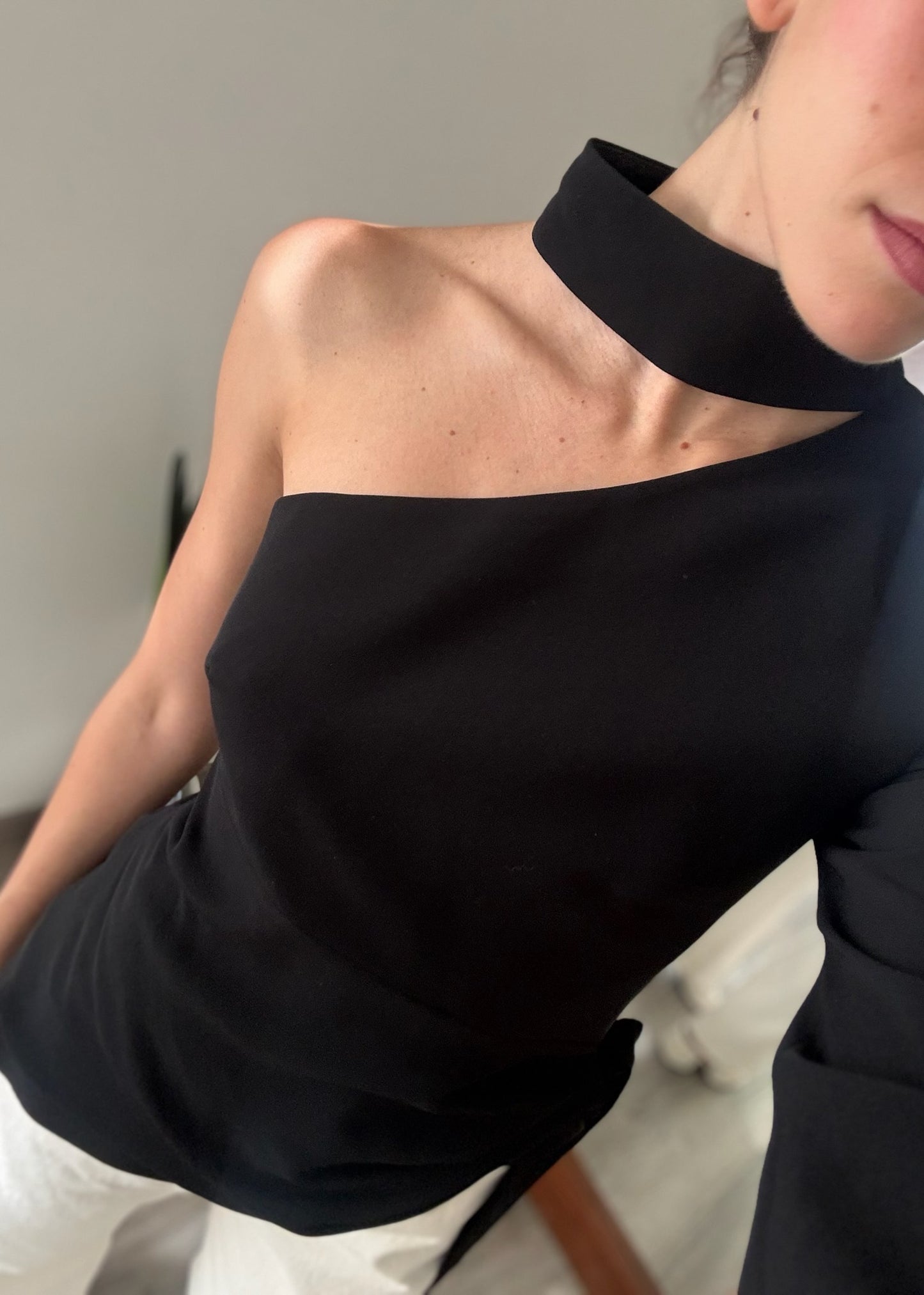 BLUSA ONE SHOULDER CON CHOKER