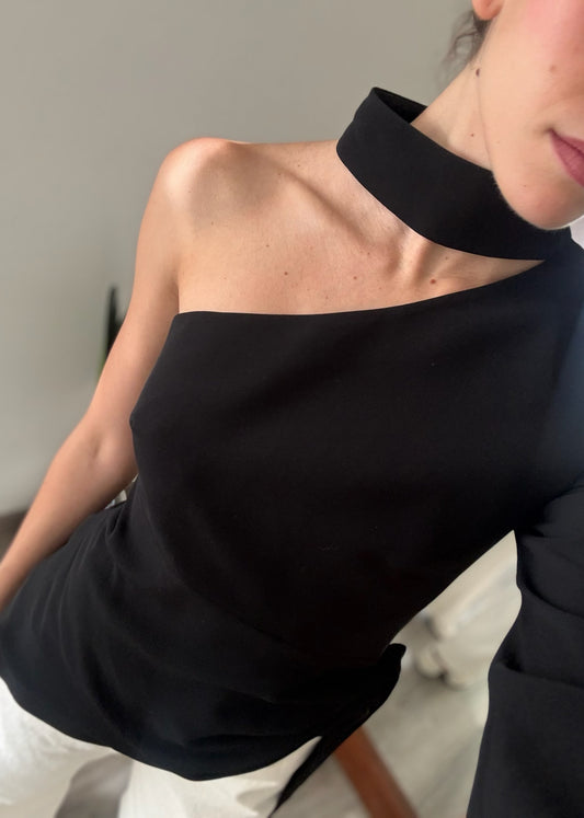 BLUSA ONE SHOULDER CON CHOKER