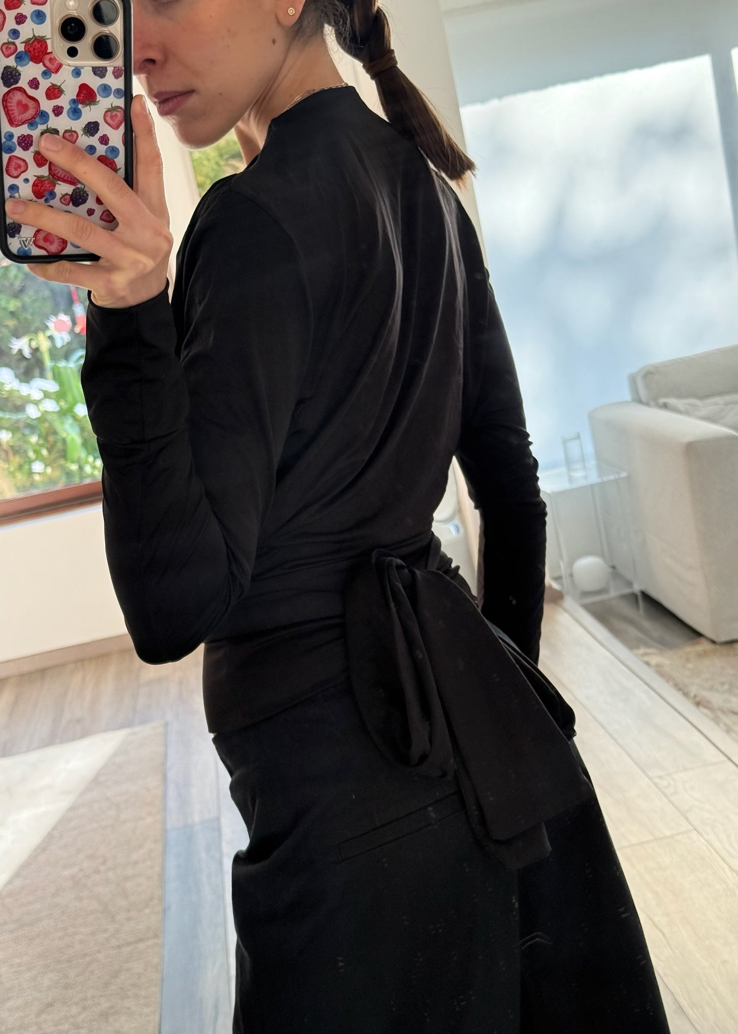 BLUSA NEGRA ESCOTE EN V