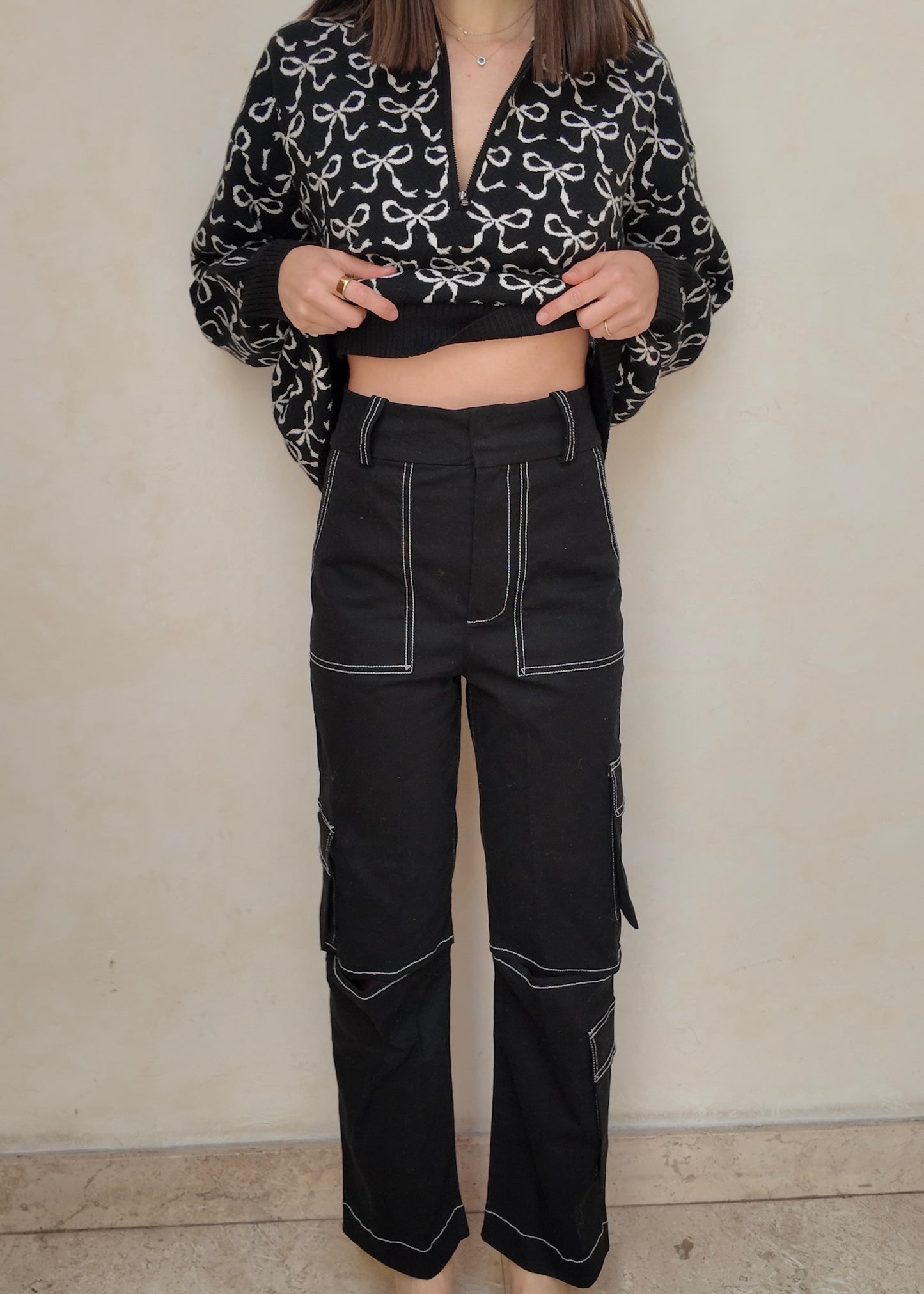 PANTALÓN NEGRO CON CORTES