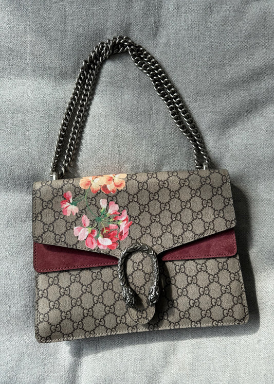 BOLSA CON LOGO Y FLORES