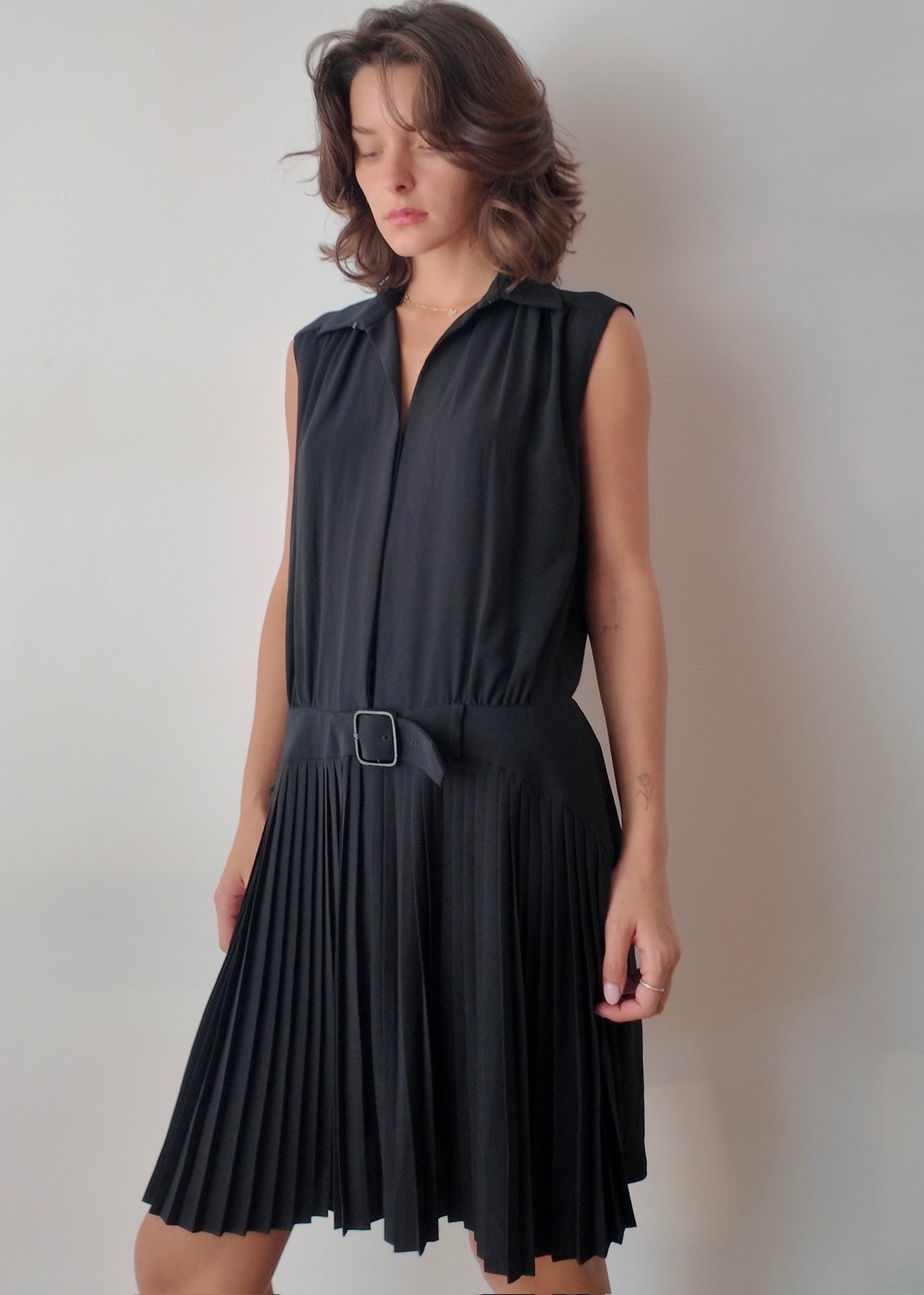 VESTIDO NEGRO PLISADO CON HEBILLA
