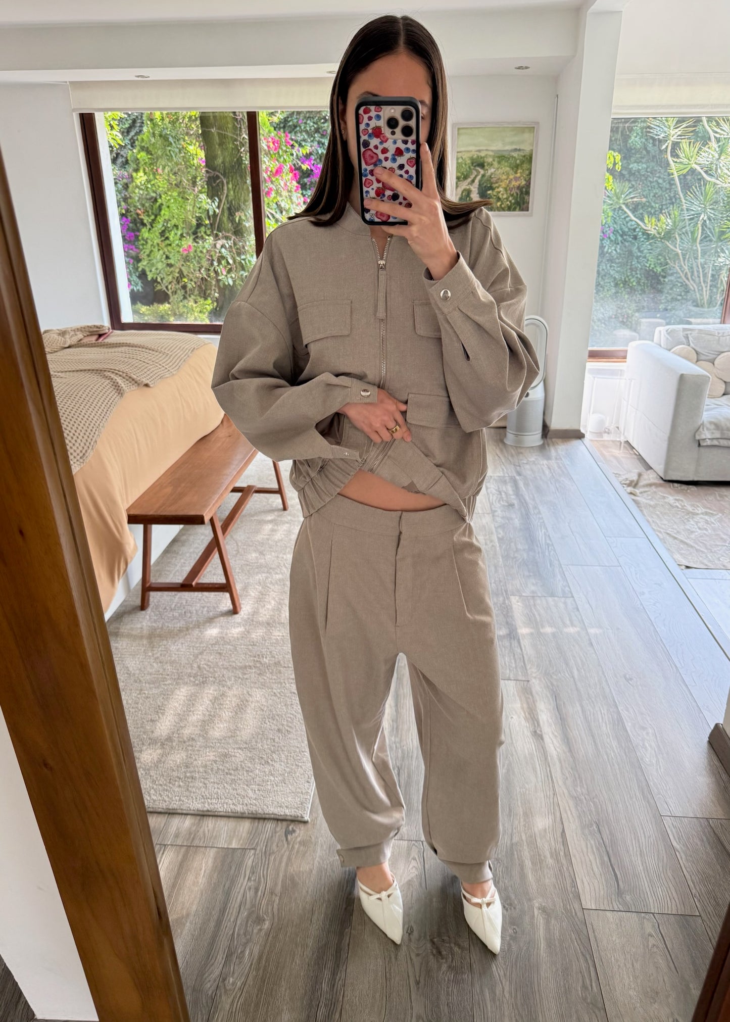 SET DE CHAMARRA Y PANTALÓN BEIGE