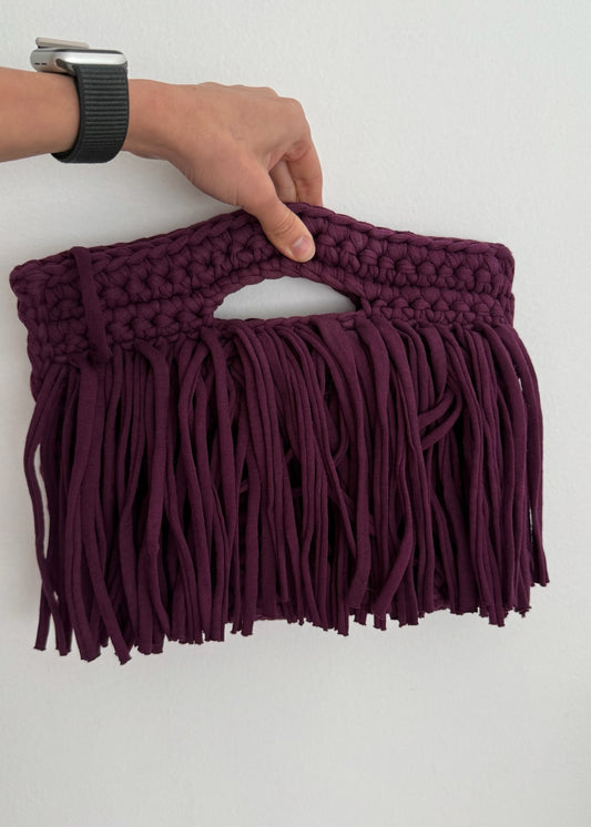CLUTCH VINO CON FLECOS