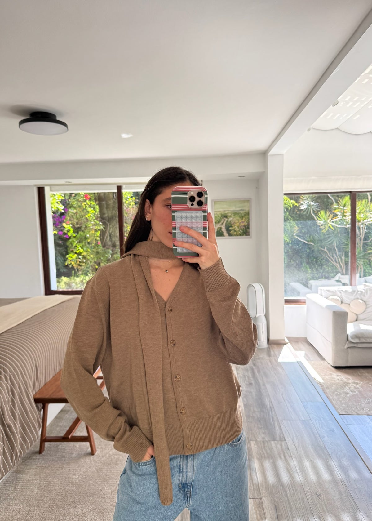 CARDIGAN CAFÉ CON BUFANDA