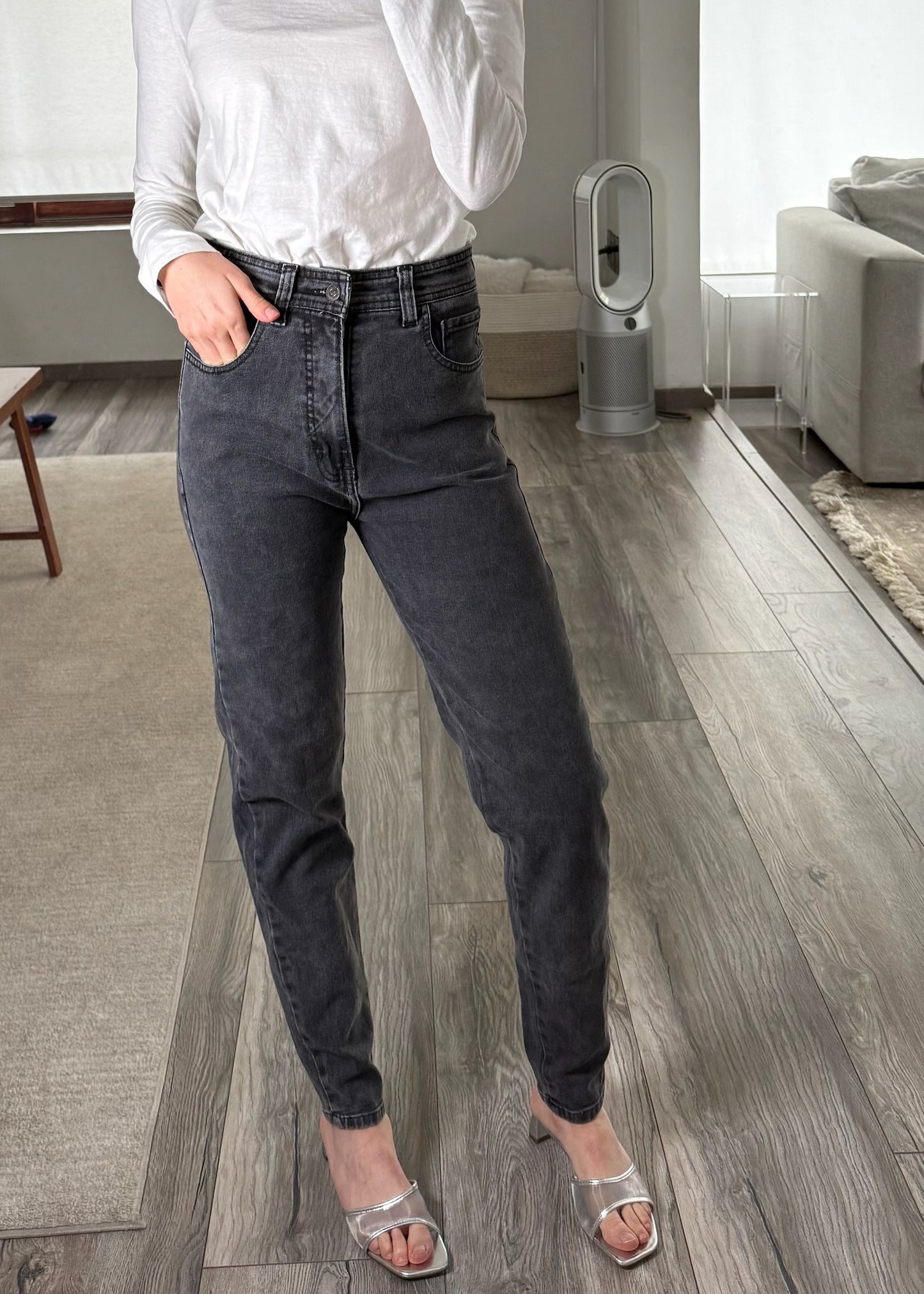 JEANS HIGH RISE NEGROS DESLAVDOS