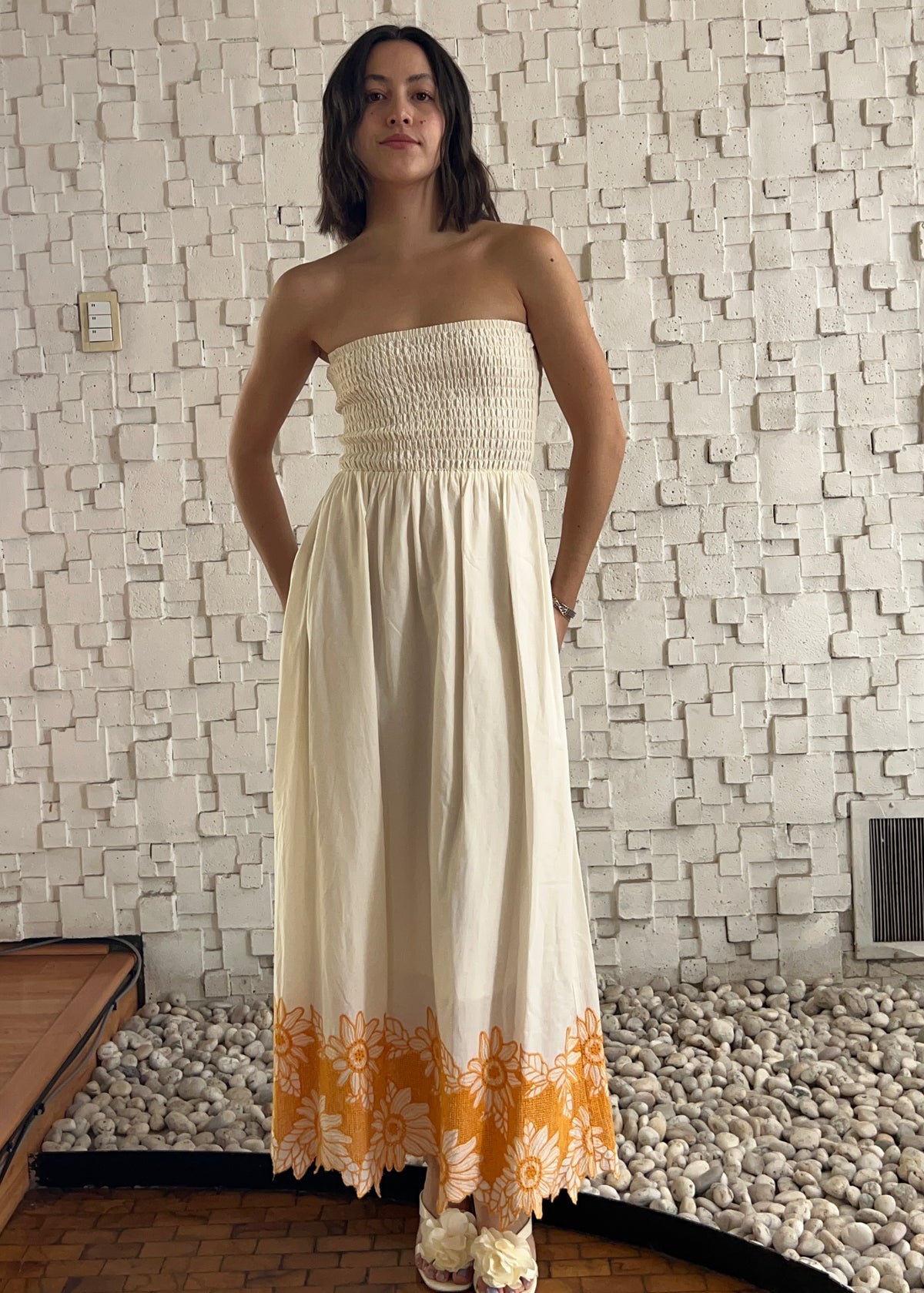 VESTIDO LARGO CON FLORES BORDADAS