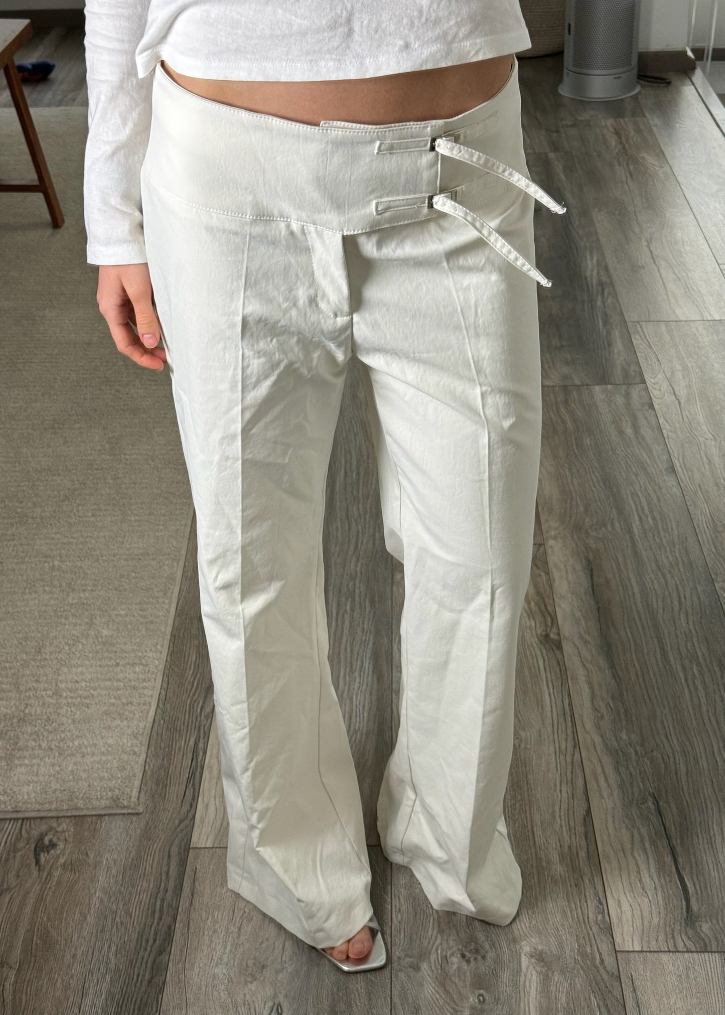 PANTALÓN BLANCO CON HEBILLA